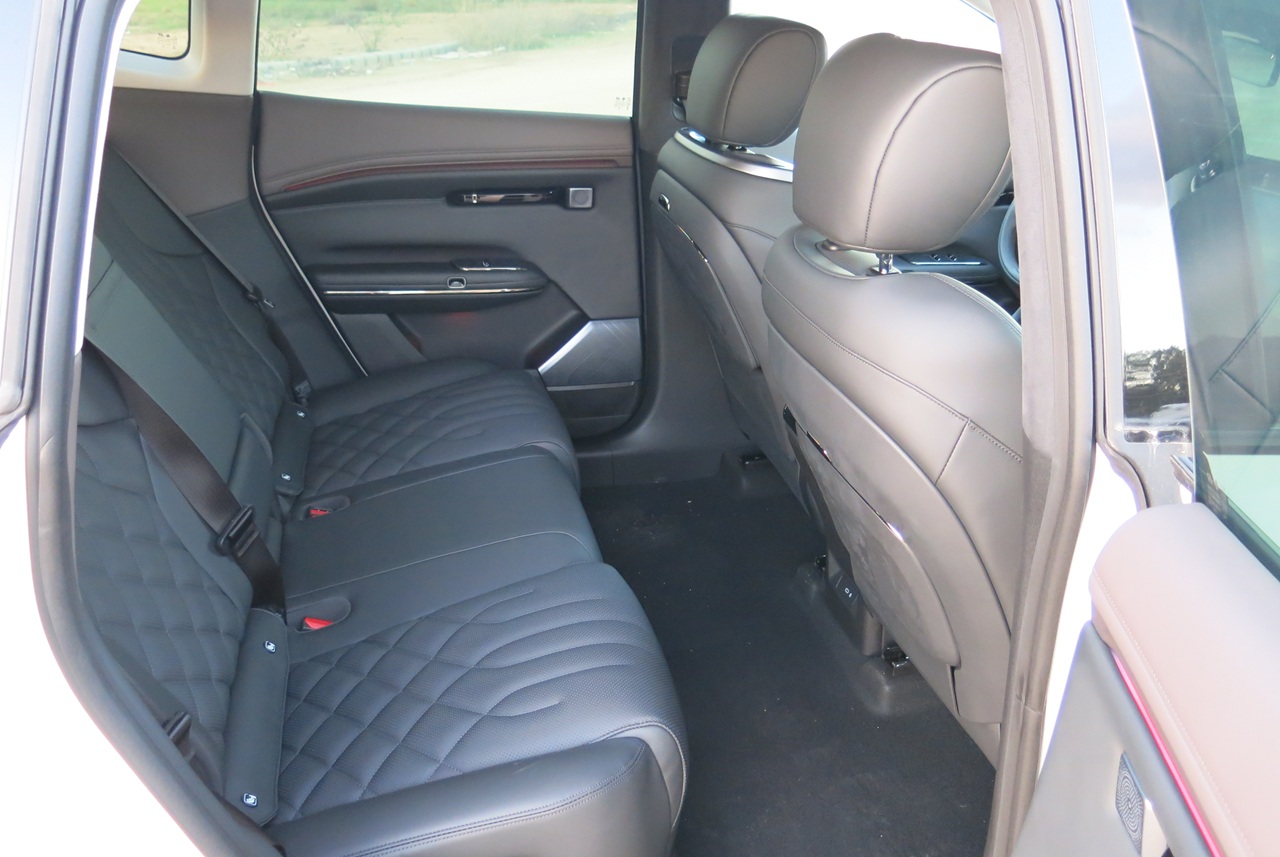 הכניסה למושבים האחוריים מעט מסורבלת אבל המרחב הפנימי בהם מצוין, ודאי לשני נוסעים אבל גם לשלושה, והיושבים מאחור זוכים גם הם לסביבה מפנקת ואיכותית