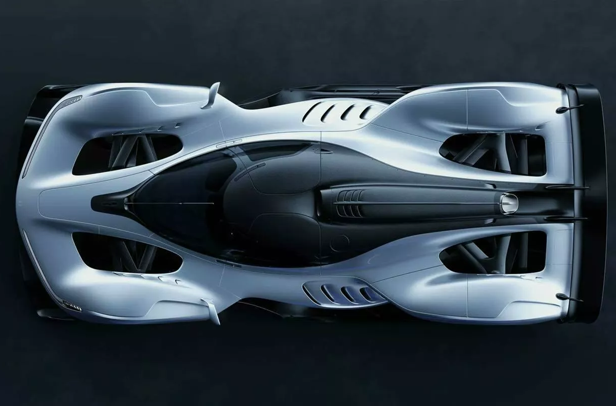 בתוך תא המנוע שוכן V-10 מתוצרת קוזוורת' בנפח 4.5 ליטרים שנבנה במיוחד עבור RB17, ותפקידו לא רק לספק יותר מ-1,000 כוחות סוס ב-15,000 סל"ד אלא גם לרגש את כל מי שנמצא סביבו עם נוסטלגיה לימי פורמולה 1 רחוקים.