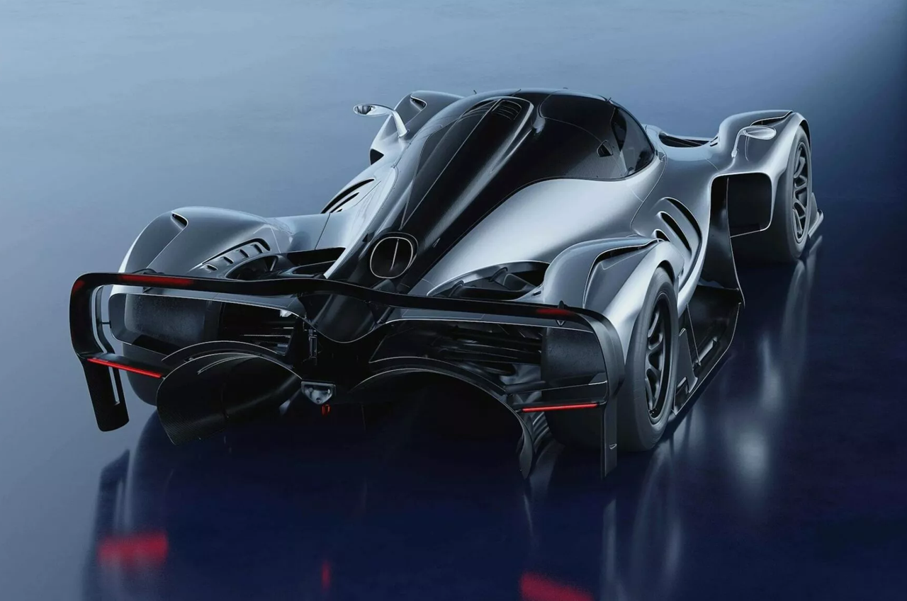 עוד בתפריט: מערכת פליטה בתצורת עשר-לאחד שמקשטת את מכונית העל כתכשיט יקר שזוחל מן המנוע אל עמוד השדרה שמעליו, מתלים אקטיביים שמאפשרים לה לפנות לפחות כמו מכונית פורמולה 1