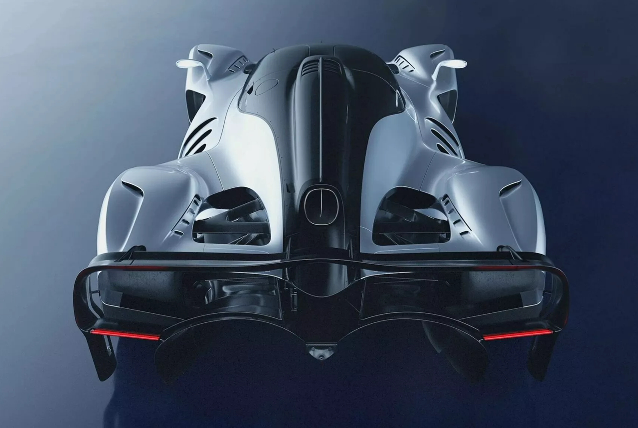 RB17 שמדגימה מה אפשר לעשות כאשר מתעלים מעל לכוח הכבידה של כסף, רגולציה או רתיעה מתגובות ברשתות חברתיות ומאפשרים למהנדסים לבנות את מכונית החלומות שלהם (ושלנו).