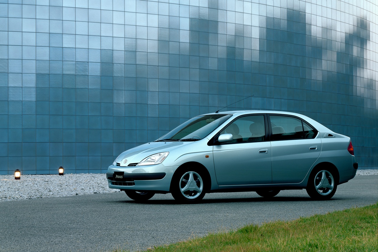 טויוטה פריוס הראשונה, שהושקה בשנת 1997 ונשאה את דגל המהפכה ההיברידית הראשונה, הציבה מנוע בנזין בחרטום ושילבה אותו אל מנוע חשמלי באמצעות תמסורת שחיברה הכל אל סרן שמניע את הגלגלים. זאת הפכה לתצורה הנפוצה ביותר במכוניות היברידיות, והחיסרון שלה הוא ריכוז משקל רב בקדמת הרכב.