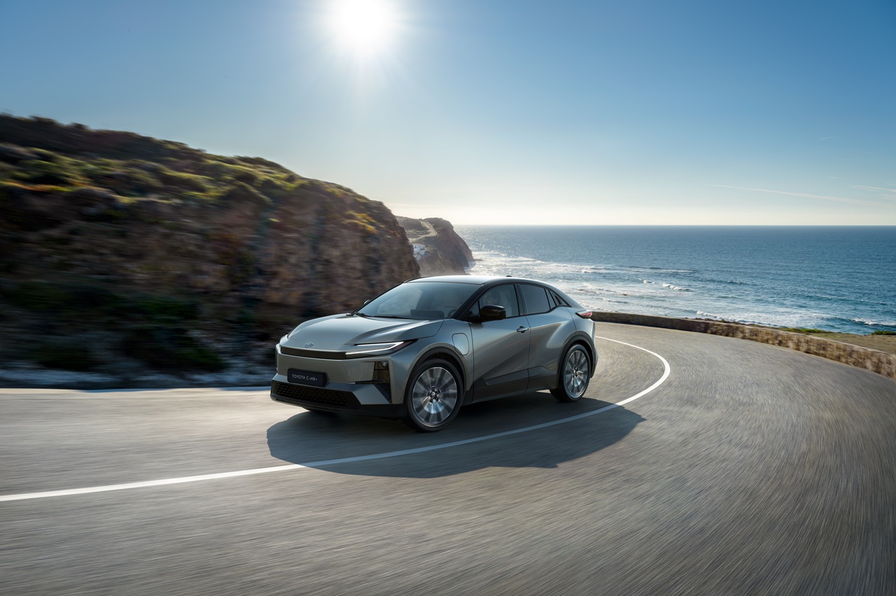 המהפכה ההיברידית השנייה של טויוטה התמקדה בשיפור הנדסת המערכות המכאניות והחשמליות השונות והפיכת ההנעה ההיברידית לאופציה או סטנדרט בכל הדגמים של טויוטה ולקסוס. השיפור משמעותי אבל הוא לא שינה את סידור המערכות השונות ואת חלוקת המשקל בתוך הרכב.