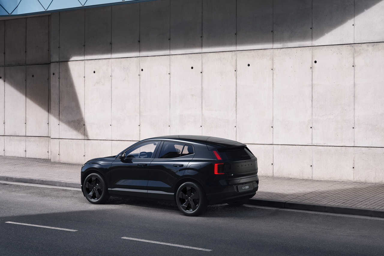 העניין הספציפי כאן, ואולי אפילו "חדשני", הוא שבשונה מריקולים "קלאסיים", שבהם בעל רכב מוזמן למוסך כדי להחליף חלק פגום (למשל, כרית אוויר או צינור בלם) או לתקן תקלה (למשל חיזוק של חיבור פיזי), וולוו מציעה כרגע רק פתרון ביניים עד למציאת פתרון קבוע במועד לא ידוע בעתיד