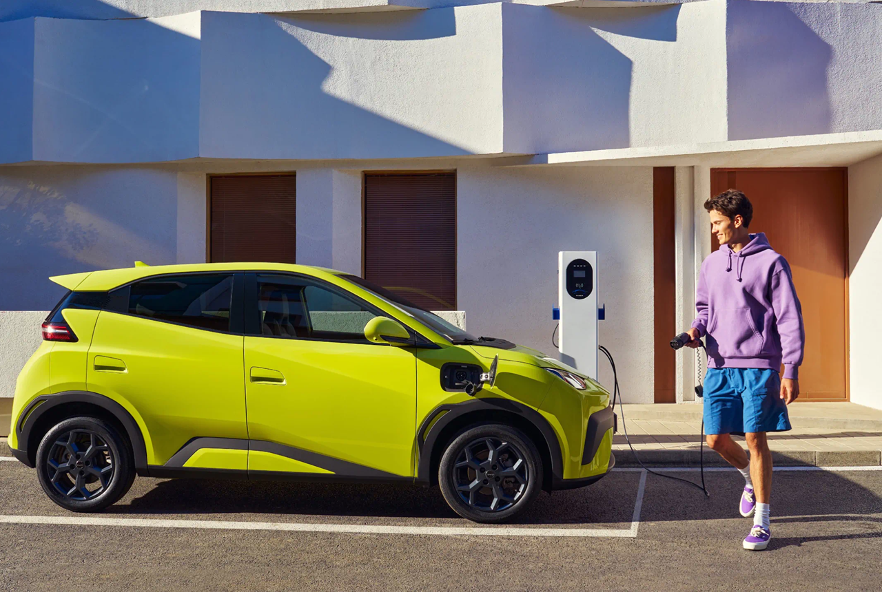 BYD לא מפסיקה להמציא ולהביא לשוק עוד ועוד דגמים ולייצא אל עוד ועוד מדינות, ולפחות כרגע נראה שהמגמות האלה ממשיכות בשני הצדדים: טסלה צונחת ו-BYD זורחת.