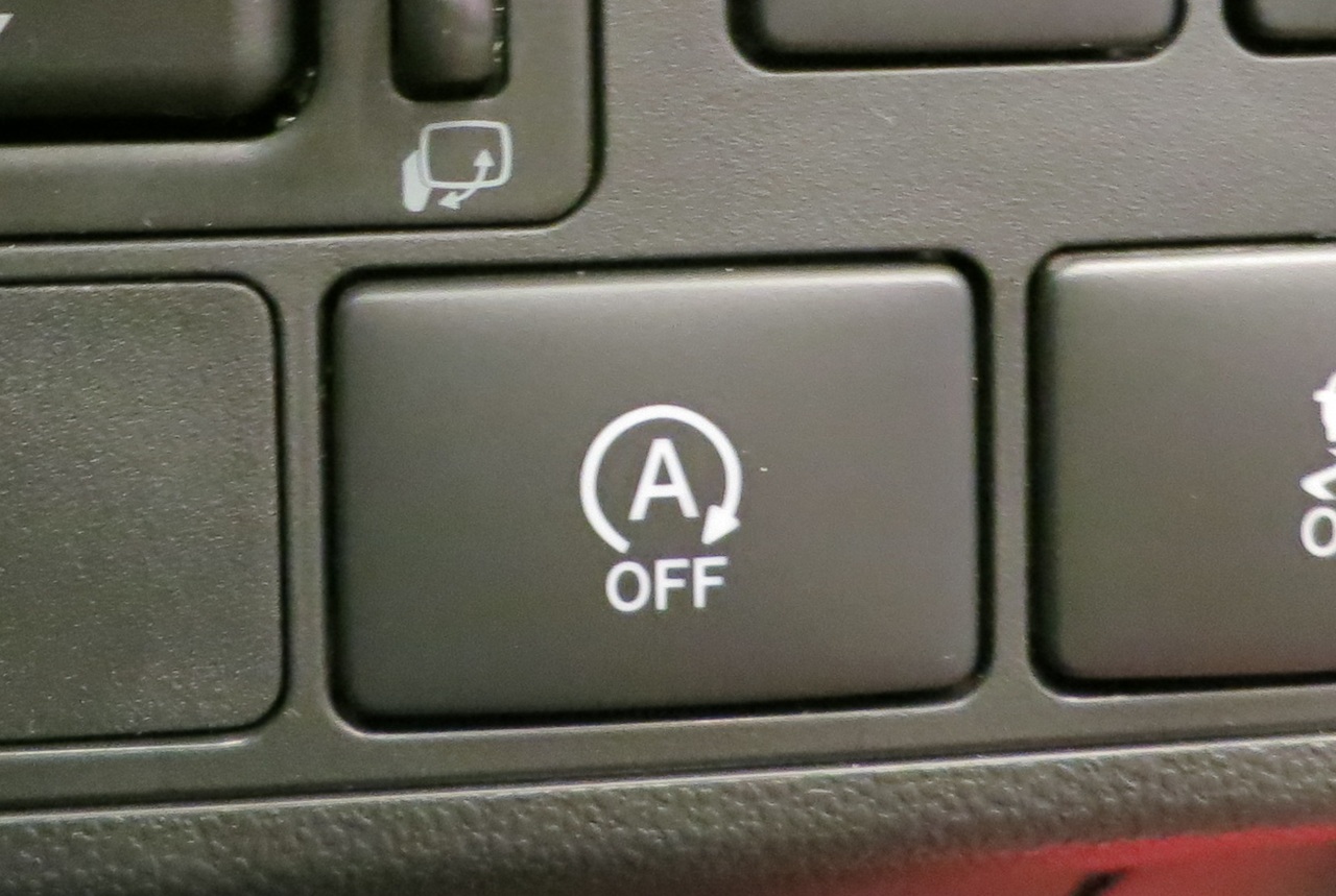 תוספת בלאי, הוספת מכלולים כמו מתנע ואלטרנטור מחוזקים או מערכות 48 וולט, מערכות ניהול מנוע מורכבות יותר, צורך במצברים יקרים והכל לטובת מערכת מנג'סת