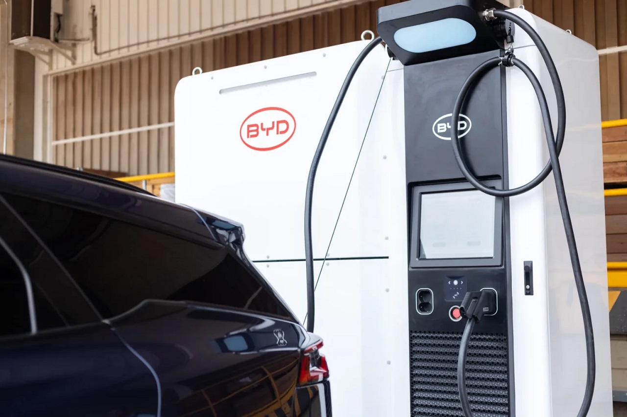 שני ערוצים שכל אחד מהם מספק בין 1,200 ל-1,500 קילוואט בזרם של 1,500 אמפר (לשם השוואה, מטען מהיר "סטנדרטי" בישראל מספק כ-200-300 אמפר).