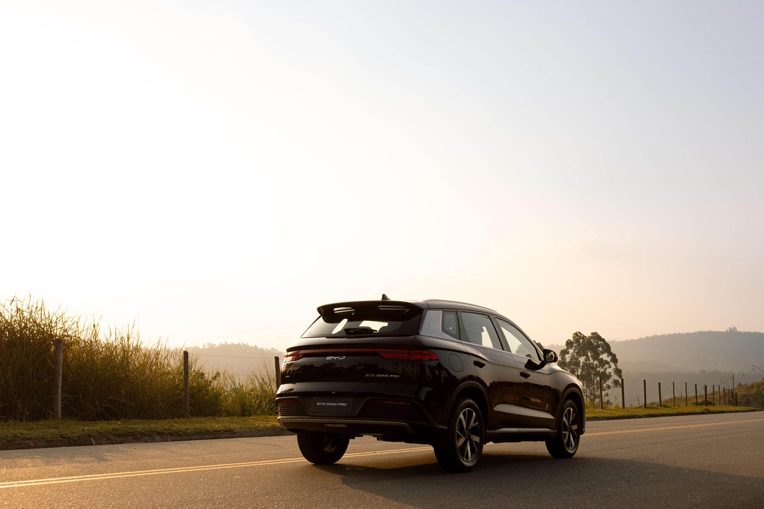 איך BYD עשתה את זה? קחו לדוגמה את 'סיל U' שזכה בסיכום השנה שעברה בתואר הרכב ההיברידי-נטען הנמכר ביותר באירופה - לאחר שעקף את המכירות של פורד קוגה ושל פולקסווגן טיגואן בזכות תמחור אגרסיבי הנמוך בכ-10,000 אירו ממתחריו.