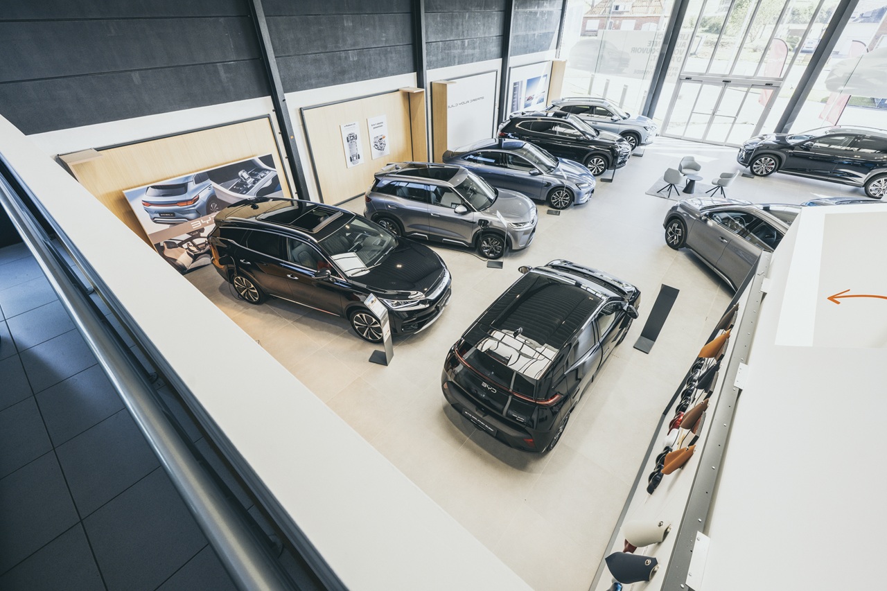 תעשיית הרכב היא תעשייה של מספרים גדולים שבה יש יתרון מובהק לגודל. ככל שיצרנית רכב מייצרת יותר מכוניות כך היא מצמצמת את העלויות של כל יחידה שהיא מייצרת ומגדילה את שיעור הרווח על כל רכב.