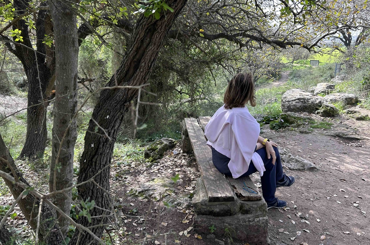 המסלול הקצר מושלם עבור משפחות עם ילדים קטנים והוא מגרה את הסקרנות שלהם: בלוטים על הקרקע, צורות מסקרנות של ענפים ושלווה מושלמת לטיול משפחתי קצר ולא מאומץ