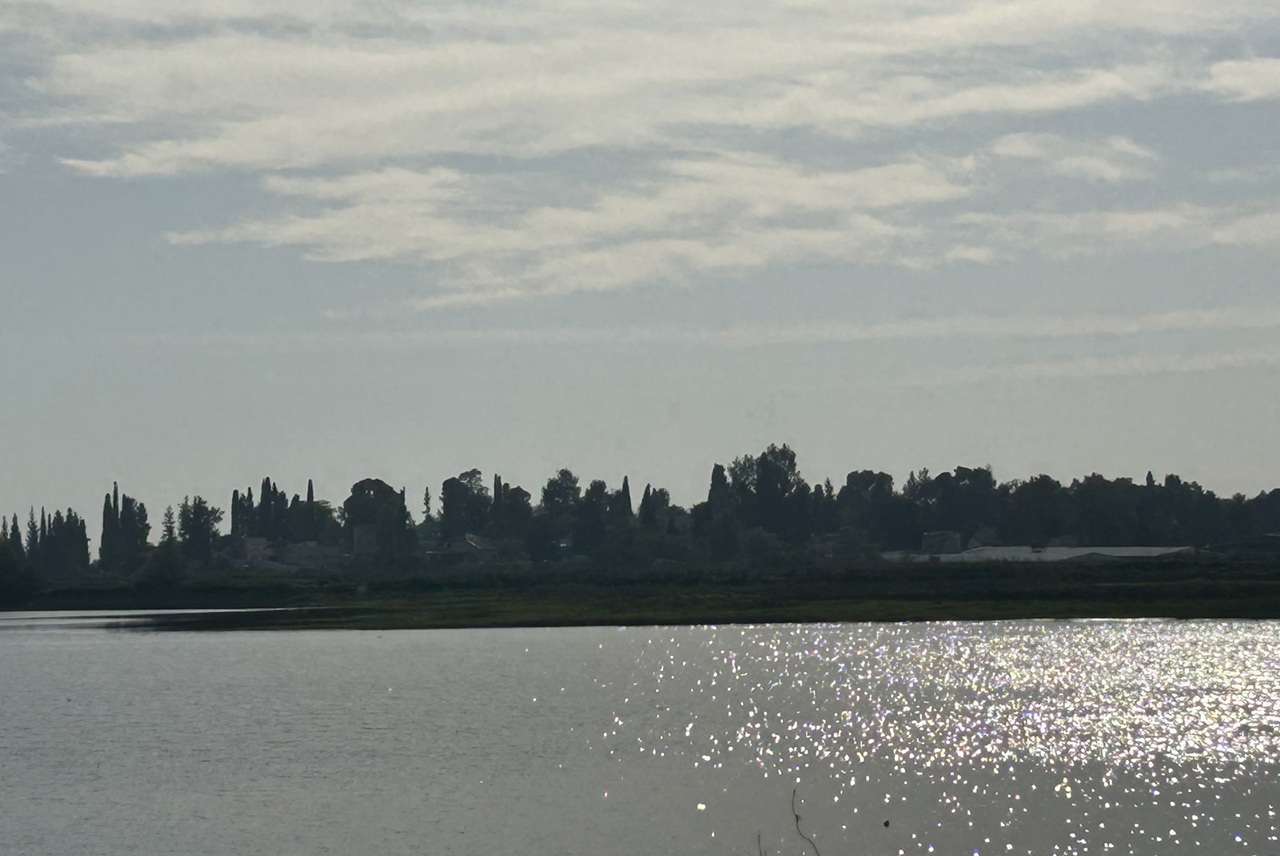 קיבוץ חולדה הסמוך הוקם במקור כחווה חקלאית כמעט לפני 120 שנים, על קרקעות שנרכשו בשנת 1905 מבעליהן בידי ההסתדרות הציונית