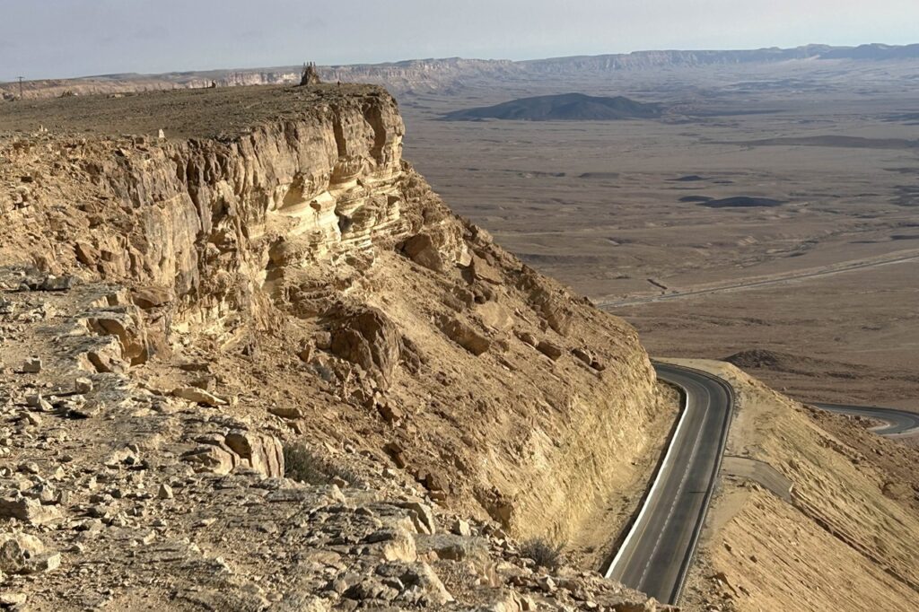 לא צריך סיבות מיוחדות כדי לטייל במכתש רמון – אחד המקומות הייחודיים והמהממים ביופיים בעולם כולו, ובכל זאת ניתן לכם השבוע אחת נוספת: ביקור בגן הפסלים שעל שפת המכתש