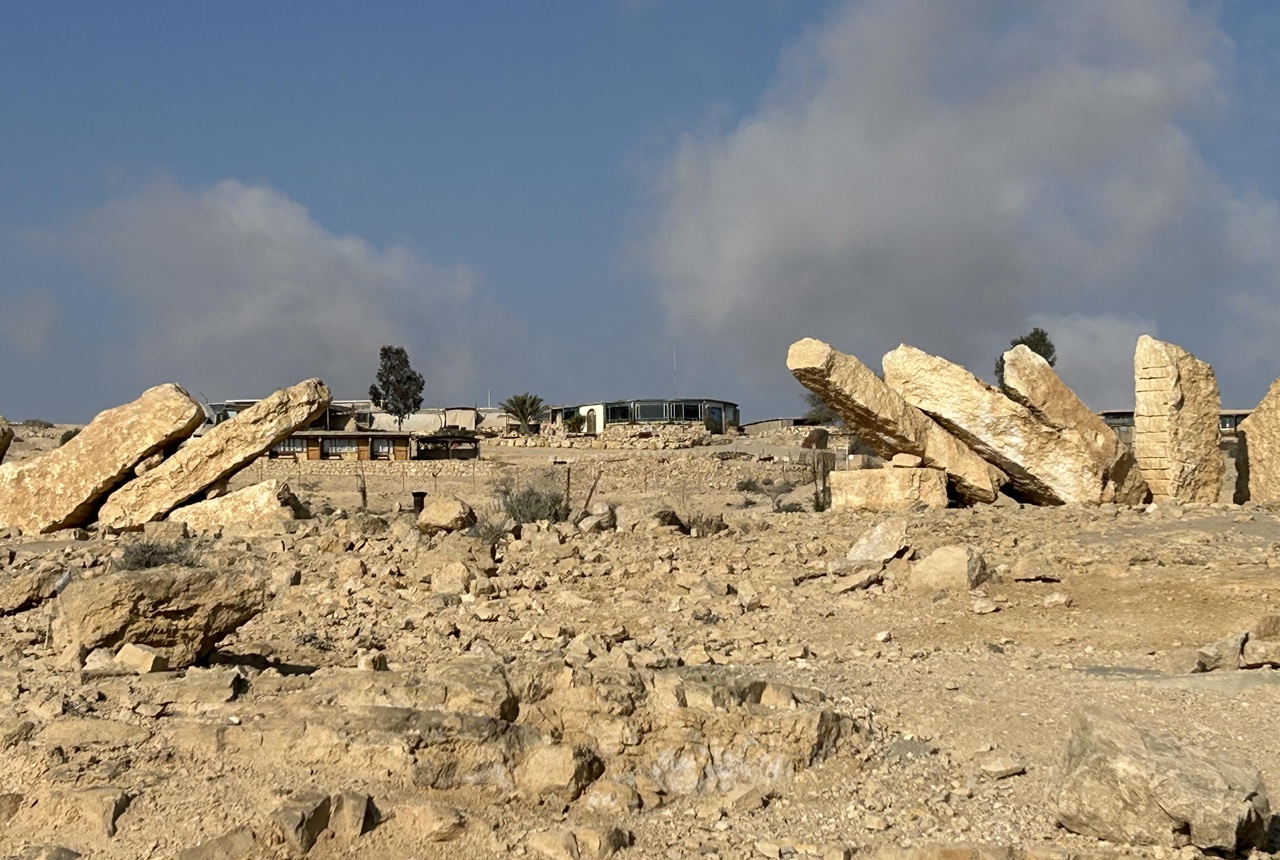 בשנת 1962 התייצב שם הפסל קוסו אלול, אמן ישראלי-קנדי יליד רוסיה שזכה בפרס דיזנגוף באותה שנה שבה הוקם מחנה העובדים ברמון.