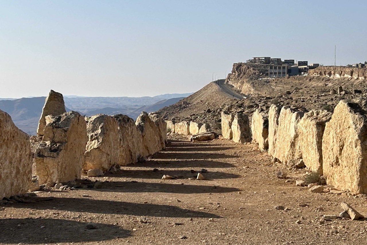 לא צריך סיבות מיוחדות כדי לטייל במכתש רמון – אחד המקומות הייחודיים והמהממים ביופיים בעולם כולו
