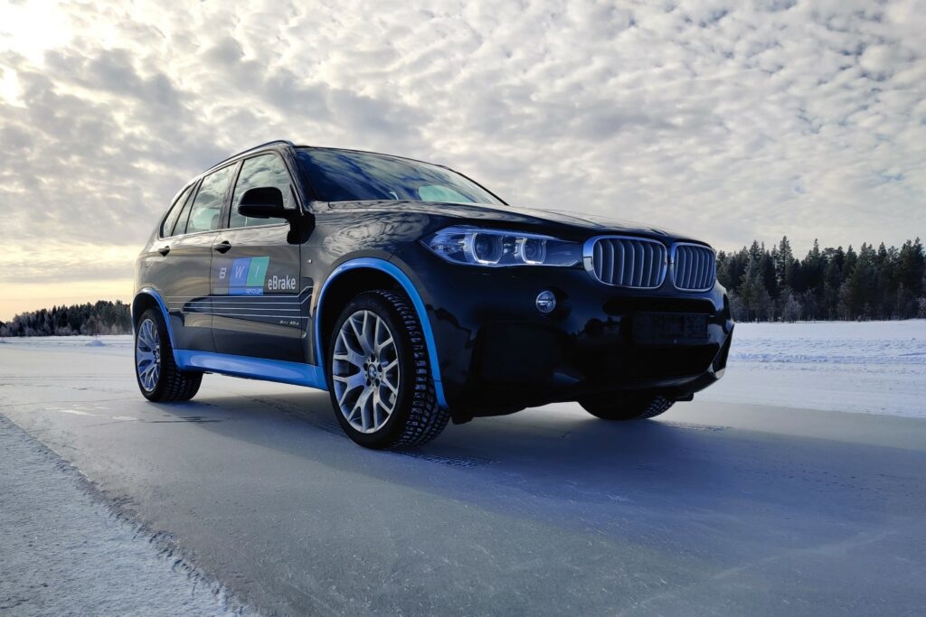 מי שלקחו את היוזמה לידיים, בתמיכה והכוונה ממשלתית, הן יצרניות הרכב הסיניות וספקיות המשנה שלהן. אלה לא רק השלימו את הפיתוח הטכנולוגי אלא החלו כבר להקים את מערך האספקה שדרוש לייצור סדרתי.