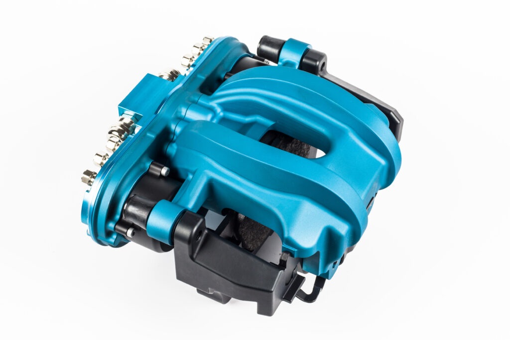 ספקית המשנה הרלוונטית ביותר עבורנו כרגע (למרות שסביר שרק מעטים בישראל שמעו עליה עד היום) היא Beijing West Industries (BWI) אשר כבר החלה לספק מערכות בלימה על-חוטיות לצ'רי – אחת היצרניות הסיניות הכי חשובות בישראל כרגע. צ'רי הכריזה על Exeed EX7 כדגם הייצור הראשון שהיא תצייד אותו במערכת כזאת ודגמי סדרת הקרוסאוברים ET שלה עברו בסין מבחני התאמה לתקן החדש.