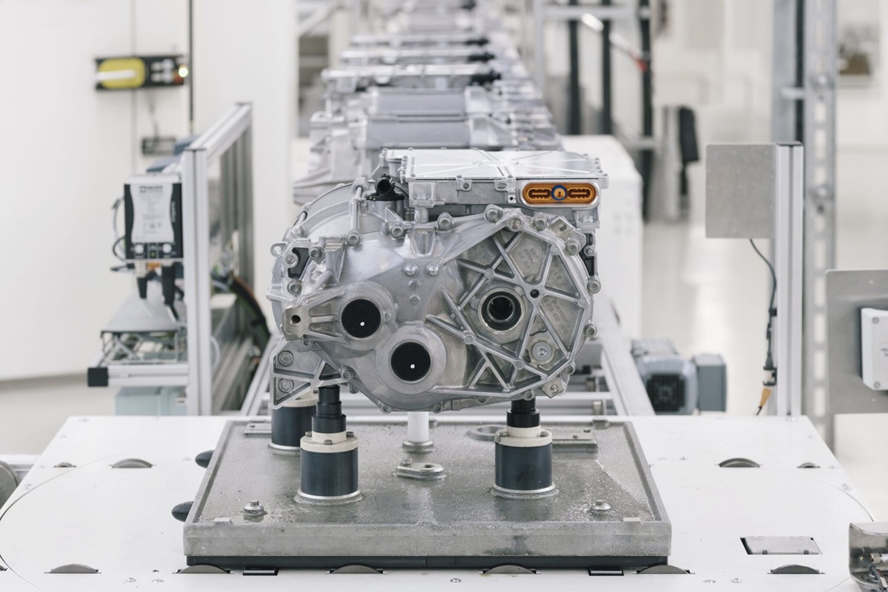 המנוע הקטן צפוי לספק בין 85 קילוואט (116 כוחות סוס) ל-166 קילוואט (226 כוחות סוס) ולהתבסס על ארכיטקטורה של 400 וולט שתאפשר לו טעינה מהירה שאינה כל כך מהירה.