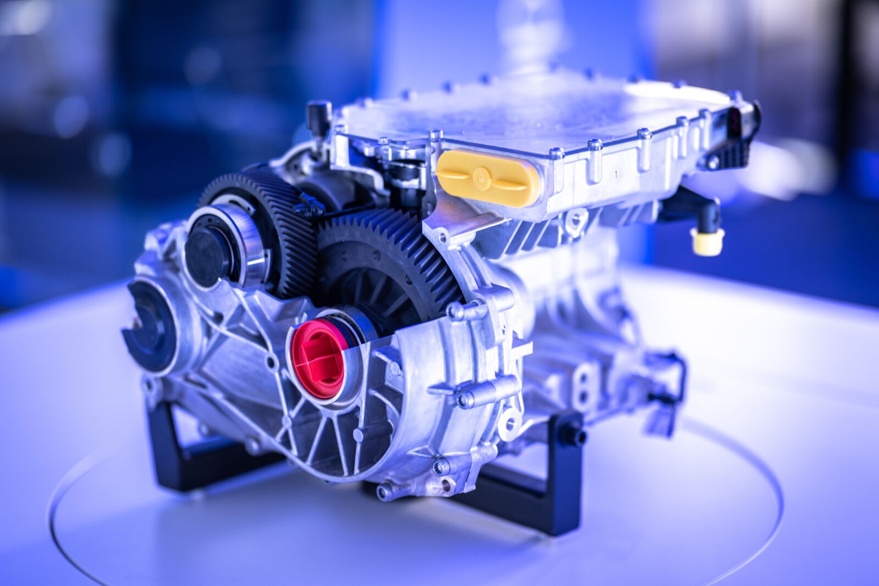 מעניין ציון המעבר של פולקסווגן לייצור עצמי של ממיר המתח (Inverter) שהוא הרכיב החשוב שמנהל את זרם החשמל בין הסוללה למנוע. עד כה פולקסווגן הסתמכה לצורך זה על ספקיות משנה וכעת היא לוקחת שליטה כדי להוזיל עלויות ולנתק את התלות בספקים חיצוניים