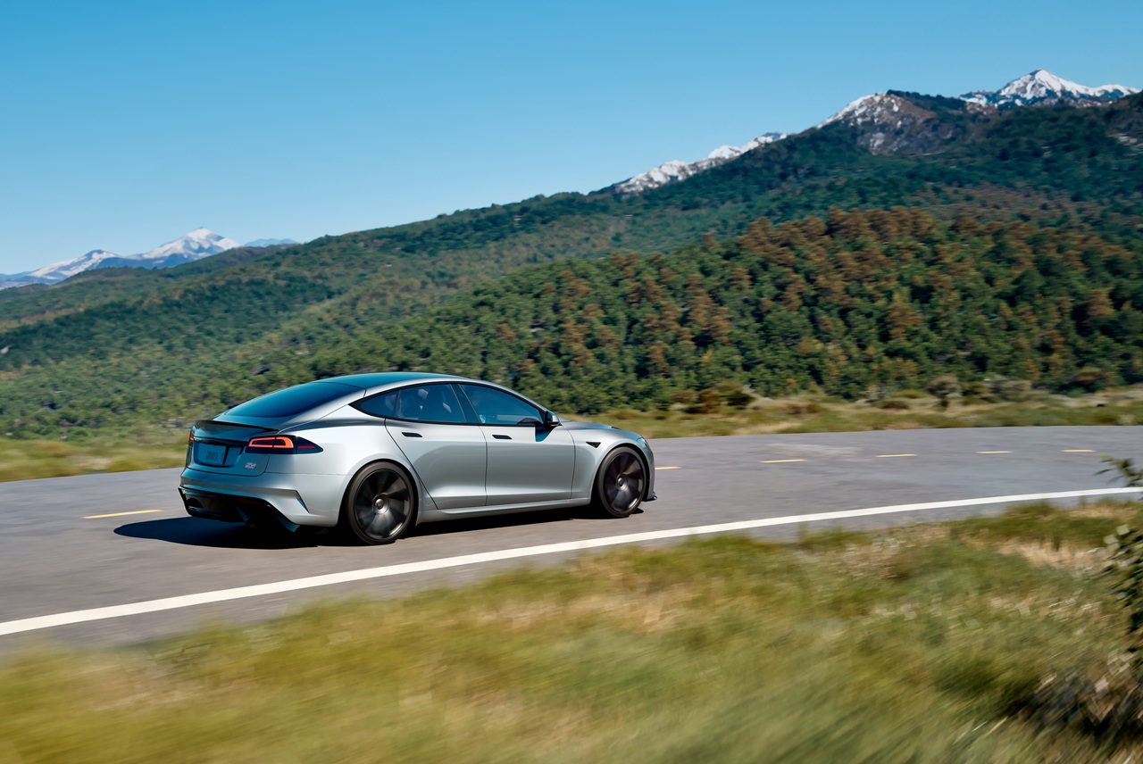 נהג של טסלה מודל S שהפעיל Enhanced Autopilot התכופף כדי להרים את הטלפון הנייד שלו, ובאותו זמן המכונית שלו נכנסה לצומת במהירות של 100 קמ"ש, הגיעה לצד השני של הצומת, פגעה בשברולט טאהו חונה ודחפה אותה על בני הזוג שעמדו לצידה.