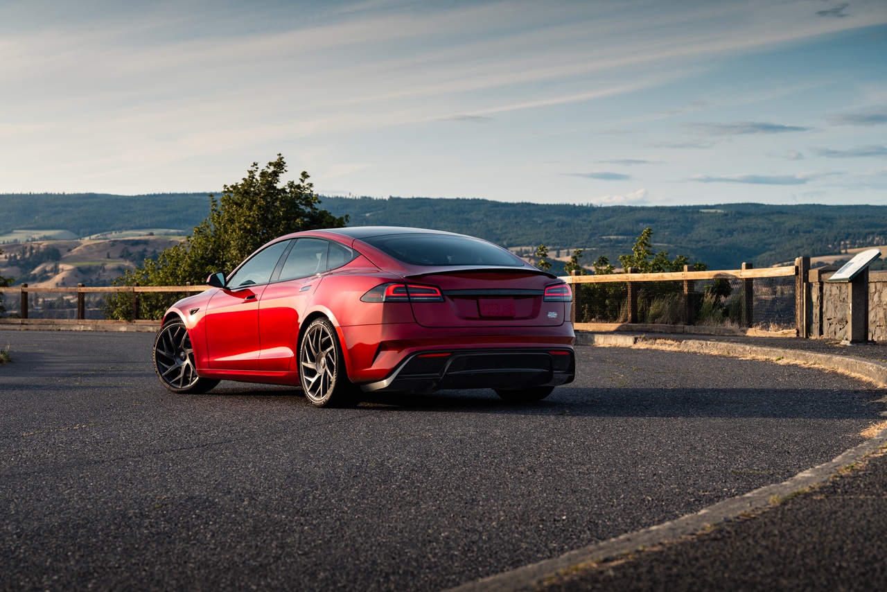 פרשת הטייס האוטומטי של טסלה נוגעת כמעט לכל מכונית חדשה שנמכרת, גם בישראל, עם מערכות סיוע לנהיגה. בכל העולם, וגם בישראל, החוק מחייב שנהג ישמור את הידיים שלו על ההגה ואת העיניים על הכביש