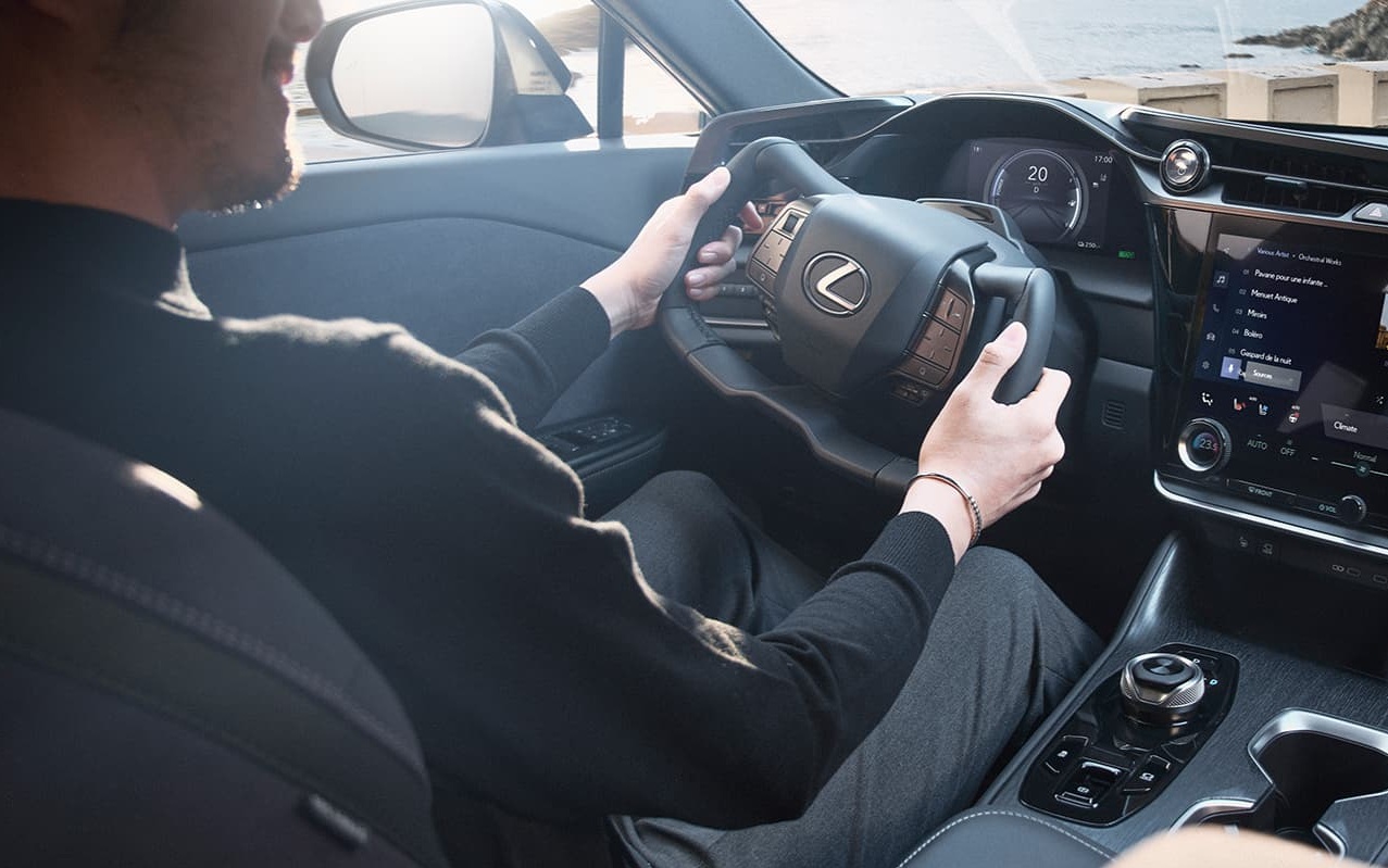 ממשלת סין – בין אם בשם הבטיחות או בשם המאבק בטסלה - שמה סוף להטרלה הלא מוצלחת הזאת באמצעות תקנות חדשות שיכנסו לתוקף בקרוב ויאסרו את המכירה של כלי רכב עם הגה בעיצוב "יוק"