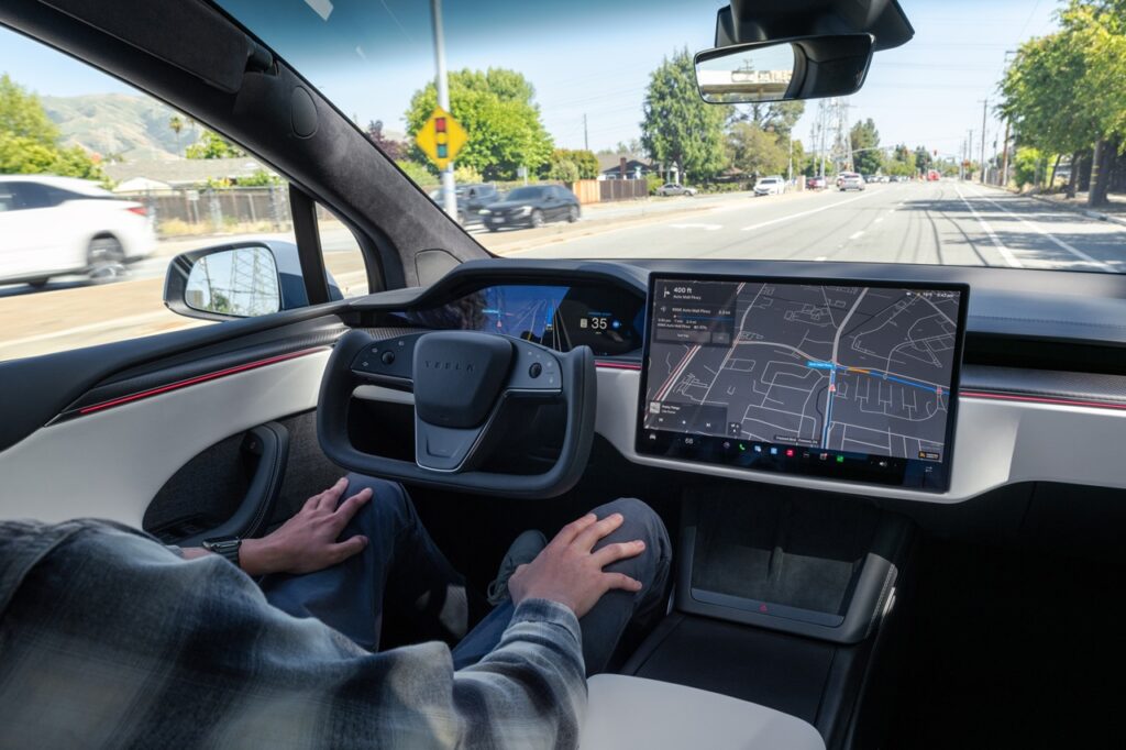 להגה ההזוי של טסלה יש היגיון במטוסי נוסעים שטסים בשלושה ממדים וכמעט שאינם מסתובבים ימינה ושמאלה אבל בכלי רכב שנעים בעיקר על יבשה ומבצעים תמרוני חניה הרכיב הזה עלול להיות מסוכן