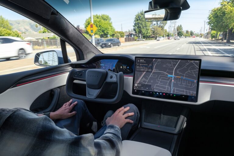 להגה ההזוי של טסלה יש היגיון במטוסי נוסעים שטסים בשלושה ממדים וכמעט שאינם מסתובבים ימינה ושמאלה אבל בכלי רכב שנעים בעיקר על יבשה ומבצעים תמרוני חניה הרכיב הזה עלול להיות מסוכן