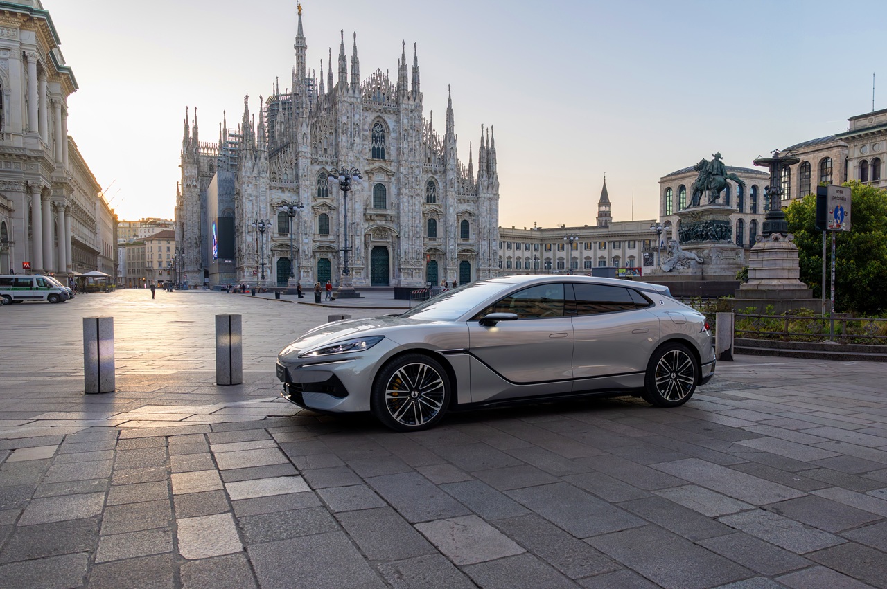 ההצהרה של BYD מרשימה: טווח של 1,036 קילומטרים לרכב חשמלי טהור. אבל מה שהרבה יותר חשוב זה לא הטווח לכשעצמו אלא היישום של דור שני לסוללות להב ואפשרות לטעינה בהספק של 1,500 קילוואט