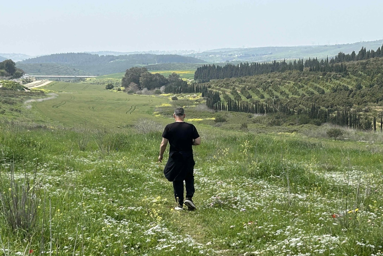 מטיילים רבים משלבים עצירה במצפה במהלך טיול בין מפלי רז (העונתיים), גבעת הרקפות ומסלולי פריחה ברמות מנשה הדרומיות.