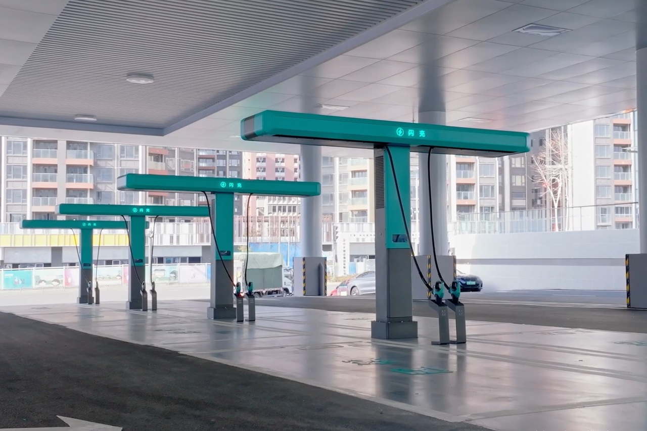 היות שהמחסום הפסיכולוגי הגדול בפני רכישת רכב חשמלי הוא כבר לא המחיר אלא חרדת טעינה - מי שיפתור את הבעיה הזאת ימכור הרבה יותר כלי רכב וחשוב יותר: הוא ייצור תלות בתשתית. מי שמתרגל לטעון רכב תוך 5 דקות לא יחזור לרשת איטית יותר