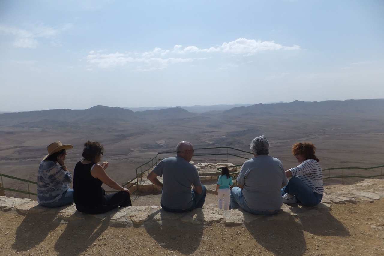 אתרים מעניינים נוספים הם קיר האמוניטים שנוצר ממאובנים גדולים ומרשימים של יצורים ימיים שחיו כאן עוד לפני עידן הדינוזאורים