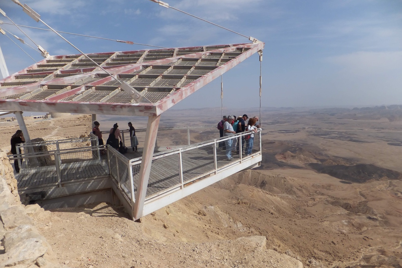 תוכלו לתצפת על המכתש ממרפסת הנוף של 'טיילת מכתש רמון׳ או ממסלול ׳דרך הפסלים׳. בצידו הדרומי של הגשר שמתוח מעל כביש 40