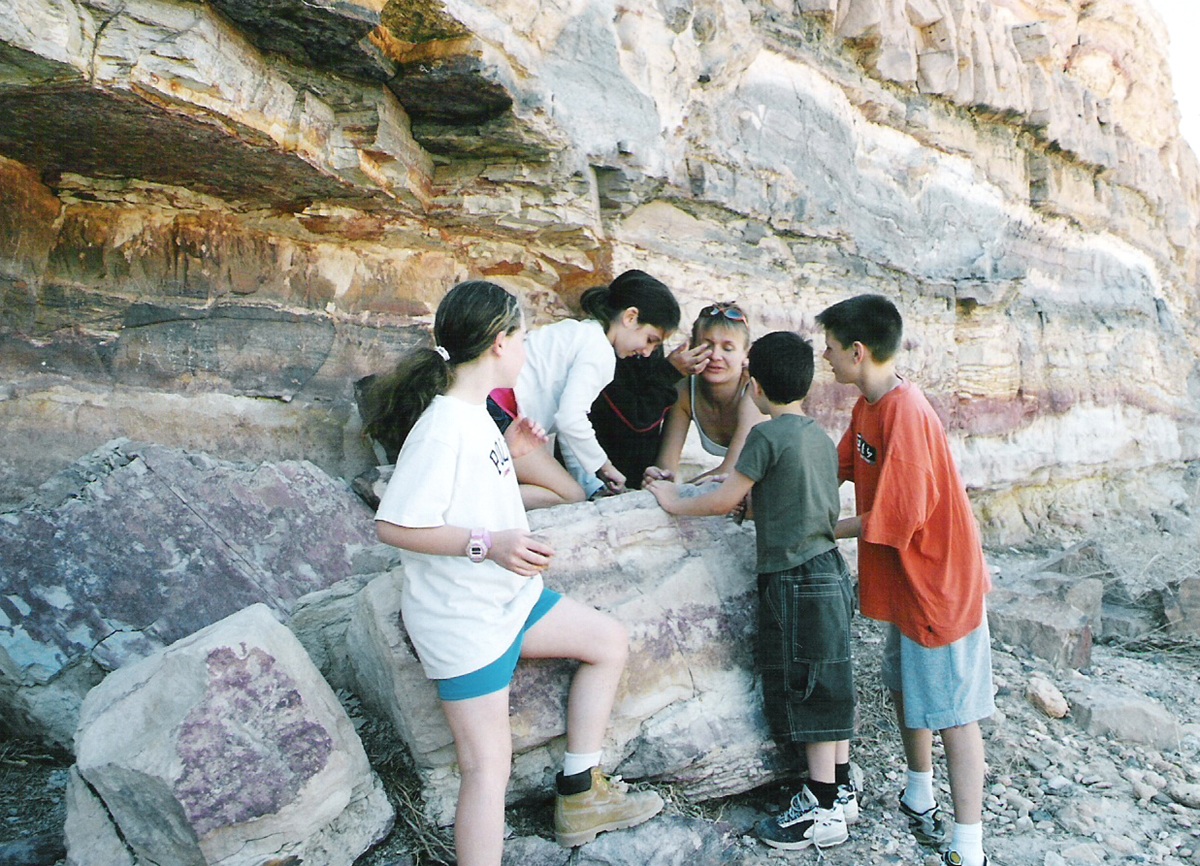 אורך מעלה עצמאות בסך הכל חמישה ק״מ, וזו נסיעה מפותלת מאוד לצד נוף משכר. אבל הנסיעה היפה במורד יכולה לקחת אותנו גם אל אתרים שונים במכתש עצמו, כמו ה"מנסרה" המפורסמת בערוץ נחל רמון