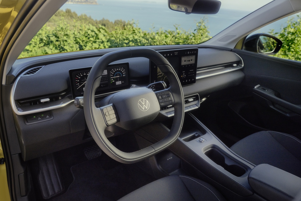 לפולו החשמלית לוח מכשירים דיגיטלי ברוחב אלכסוני של 10 אינטש ומסך מולטימדיה בגודל 13 אינטש, ולמבחר המקובל של מערכות סיוע לנהיגה נוסף פיצ'ר גימיקי חדש: זיהוי רמזורים.