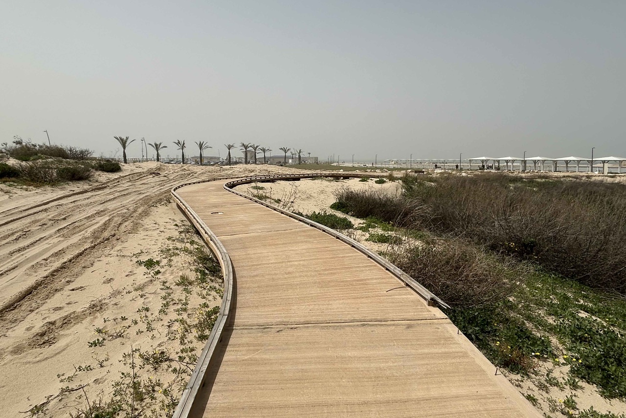 רשות הטבע והגנים הקימה בסמוך לחוף זיקים את "השביל הצף": מסלול הליכה קצר ונוח על גבי בטון מפותל