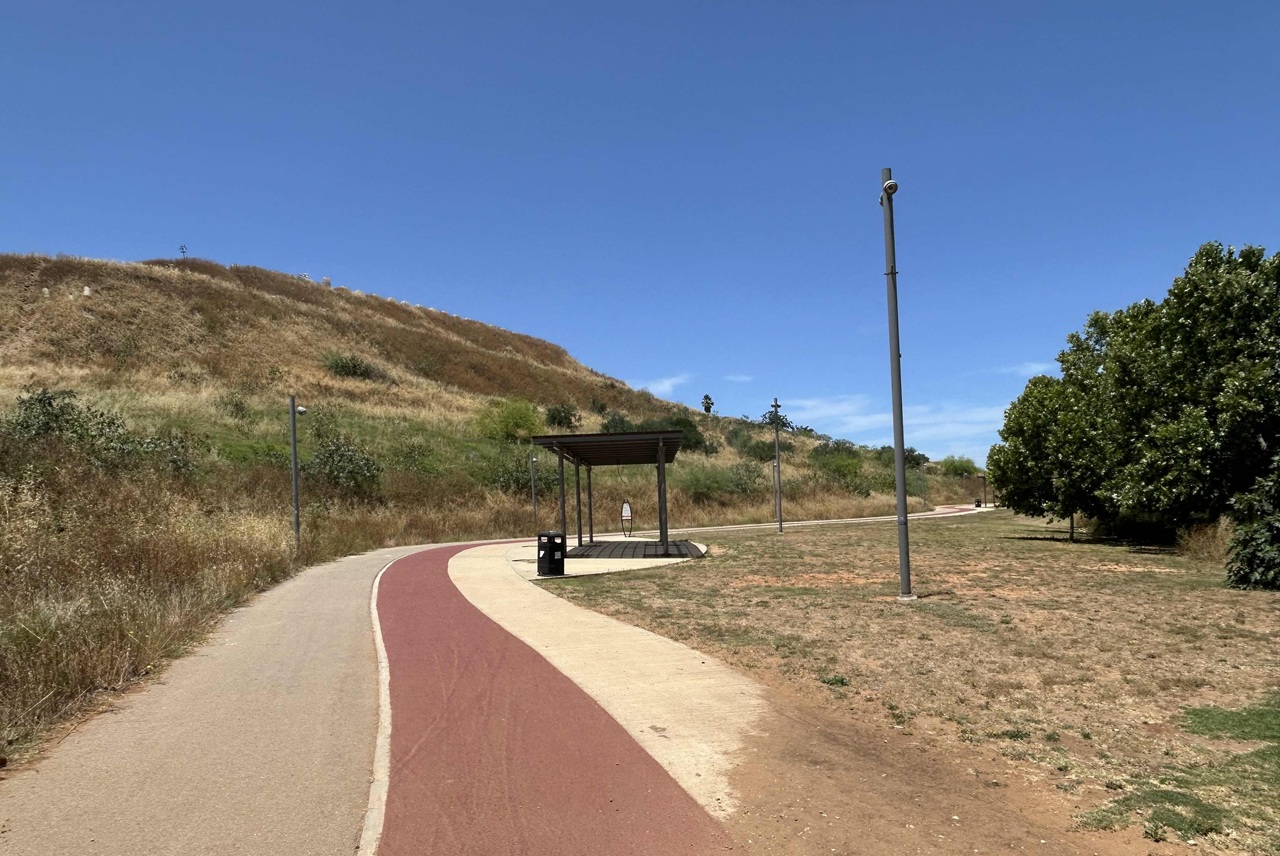 מיקום הפארק, הופך אותו לנקודת מוצא מצוינת עבור חובבי טיולי שטח שיכולים לנסוע בקלות על שבילי העפר השטוחים של השרון. מכאן ניתן להתחבר בקלות לשבילי העפר שמובילים לאורך גדות הירקון לכיוון מזרח (אל גן לאומי מקורות הירקון) או מערבה לכיוון הים.