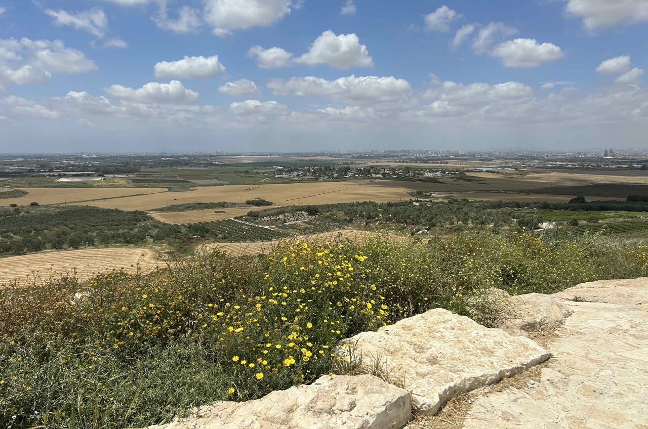 מדובר באחד התלים הארכיאולוגיים החשובים בארץ ישראל: גזר הייתה עיר גבול שנבנתה בסמוך לצומת דרכים חשוב והיא יושבה החל מן התקופה הכלקוליתית ועד לתקופה הרומית המאוחרת.