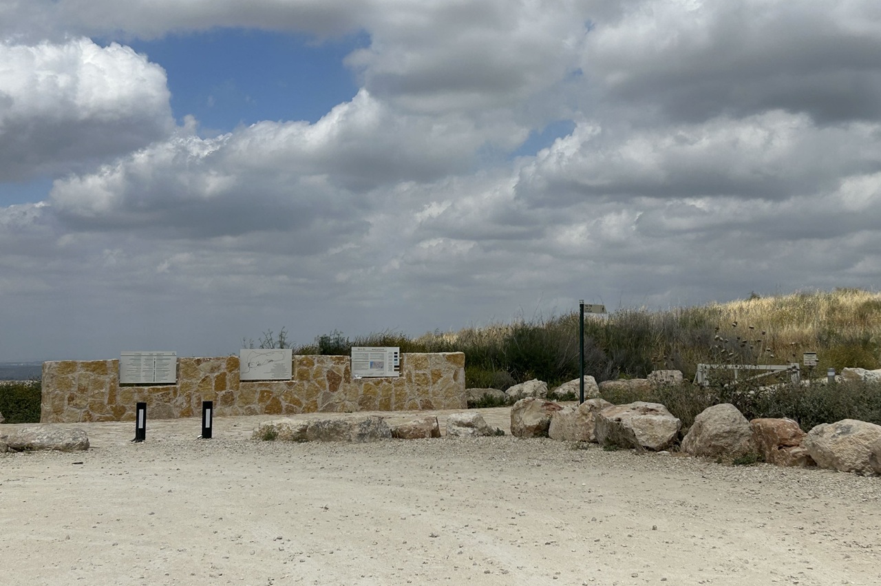 מסלול ההליכה קצר, משולט היטב, וההליכה לא כרוכה במאמץ רב. חשוב מכל: זאת חוויה גדושה ומסקרנת עבור ילדים שכוללת ירידה אל מפעל מים עתיק, שערים, אבנים ענקיות, תצפיות ותחושת גילוי