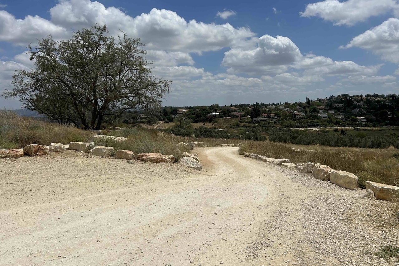 אחד המקומות המסקרנים בתל גזר הוא מתחם מצבות האבן שבו נמצאות עשר מצבות בגדלים ובצורות שונות. ארכיאולוגים מעריכים שמדובר במתחם פולחני, ויש משהו בחוסר הוודאות לגבי הממצא שמעורר שאלות וסקרנות אודות עולם דתי שקדם לזה שמוכר לנו.