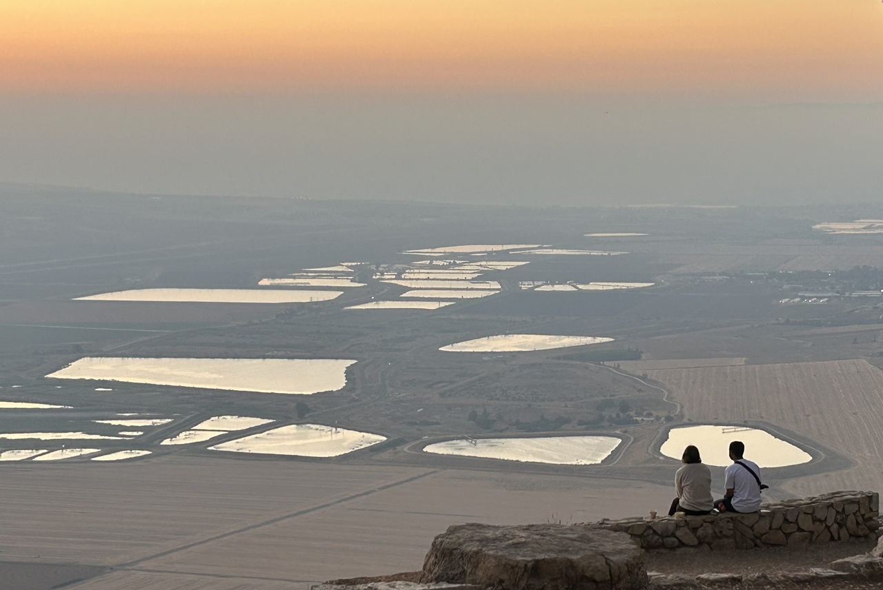 כאשר שמי המזרח רק מתחילים להבהיר ואפשר להבחין בקווי המתאר של עמק חרוד, עמק בית שאן והרי הגלעד שמעבר לירדן