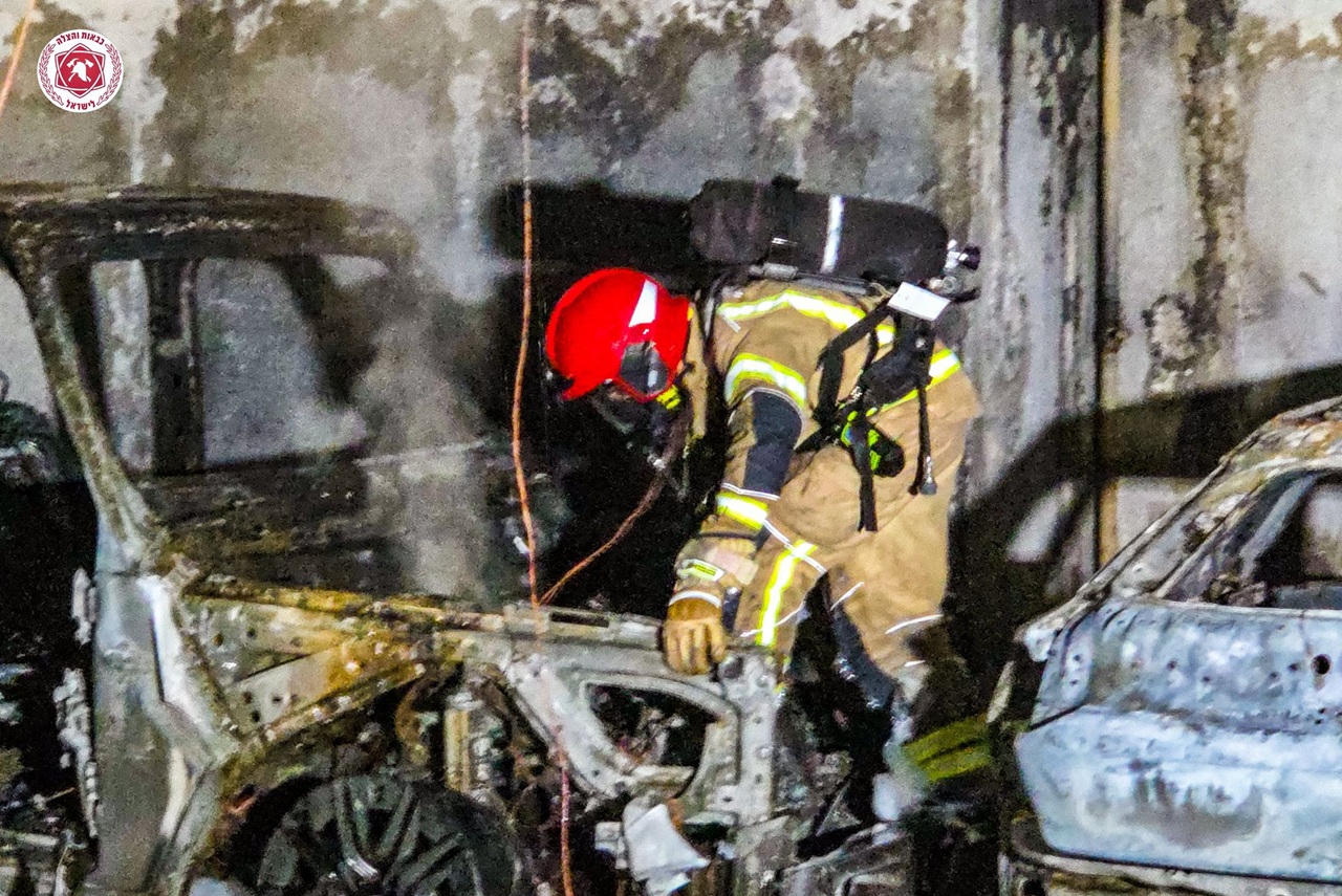 מצד אחד זה יכול לחזק את קו החקירה של אירוע רפואי שקדם לתאונה, ומצד שני זה פותח קו חקירה קריטי לגבי היכולת של הנהג לחלץ את עצמו מן הרכב לאחר הפגיעה או לאחר תחילת השריפה.