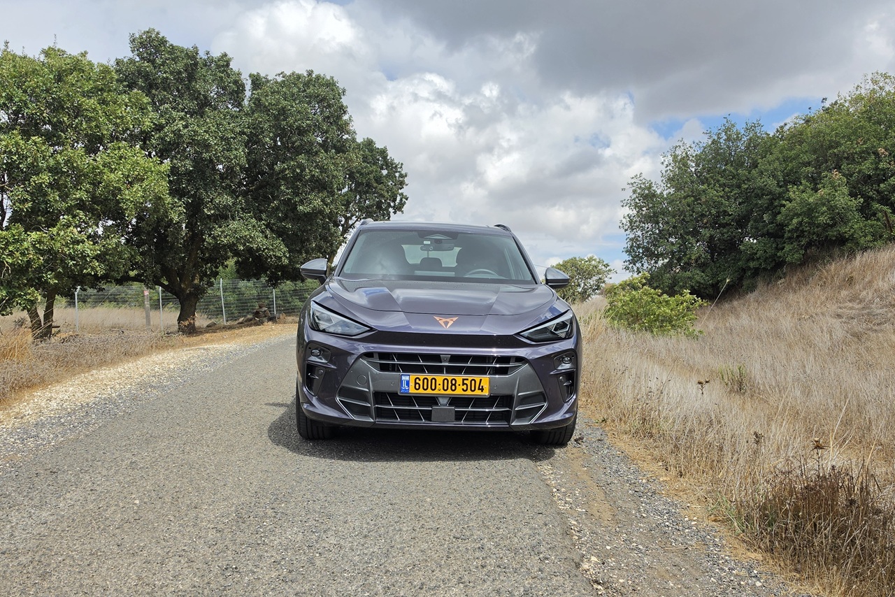 על הספקטרום שבין רכישת רכב ממניעים פונקציונליים לרכישה אמוציונלית – קופרה משדרת הרבה יותר אל מי שאוהבים את המכוניות שלהם מאשר אל מי שרק רוצים להגיע