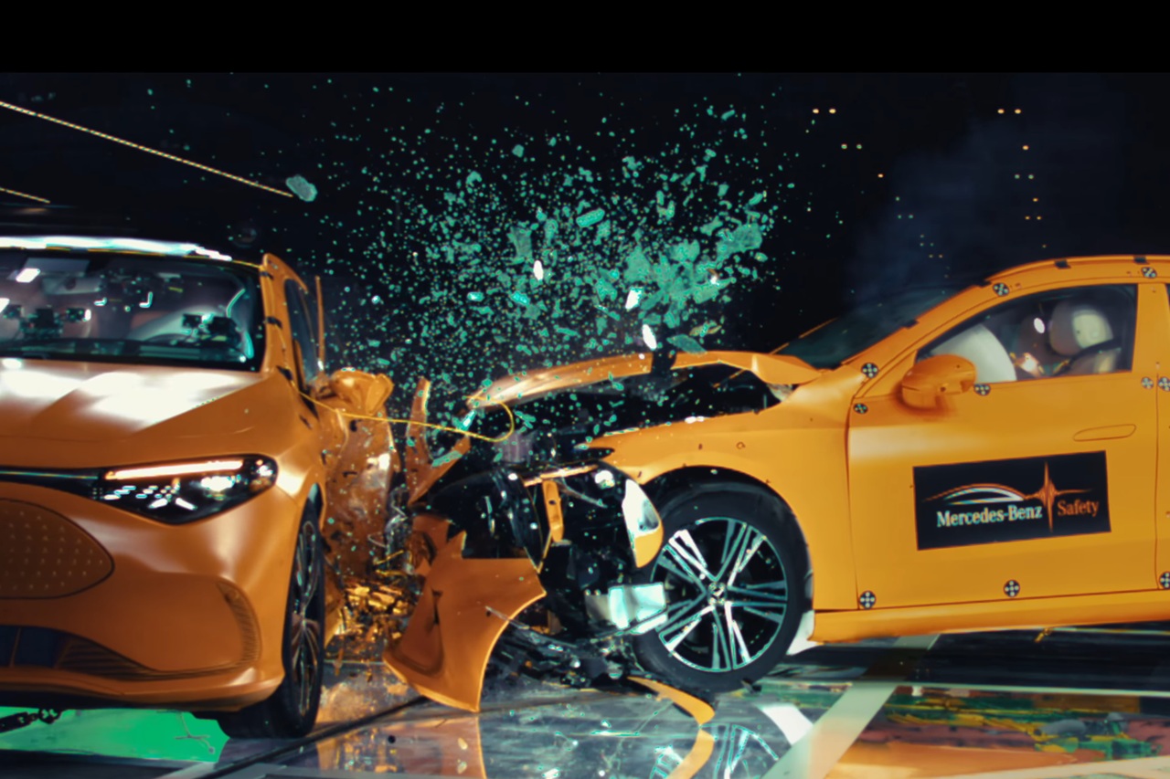 במבחן זה רוסקה CLA חשמלית טהורה ב-CLA היברידית, וסוללת המתח הגבוה של המכונית החשמלית נותרה שלמה ולא ניזוקה למרות פגיעת צד עוצמתית